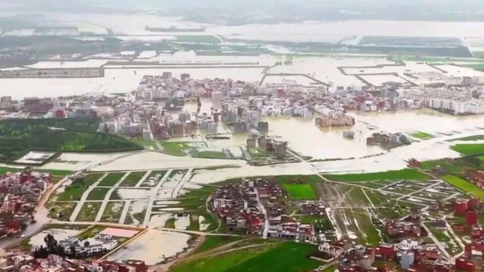 بعد عزلة لأيام.. إجلاء مواطنين من دواري “الباشتة” و”الدرابلة” بالقصر الكبير