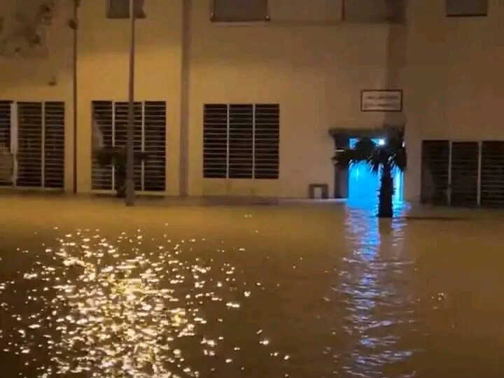 قطعت طرقا وحاصرت أحياء سكنية.. أمطار غزيرة تُغرق مدينة طنجة