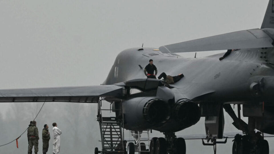 أمريكا بدأت باستخدام قواعد بريطانية في حربها ضد إيران