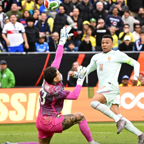 مبابي يقود فرنسا للانتصار على البرازيل في مباراة مؤلمة