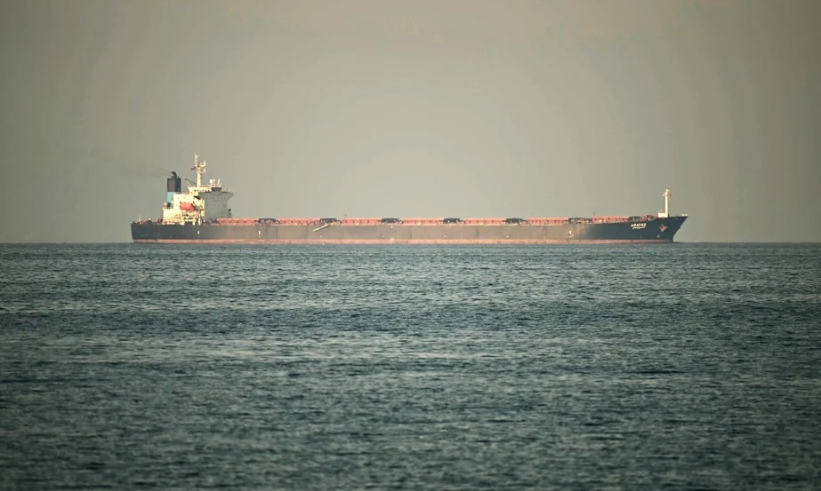 غرق سفينة بنمية قبالة سواحل العيون