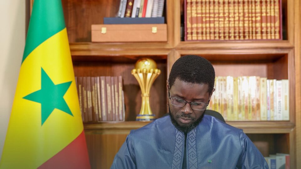 الرئيس السنغالي ينشر بلاغ الحكومة رفقة صورة له تظهر في خلفيتها كأس أفريقيا