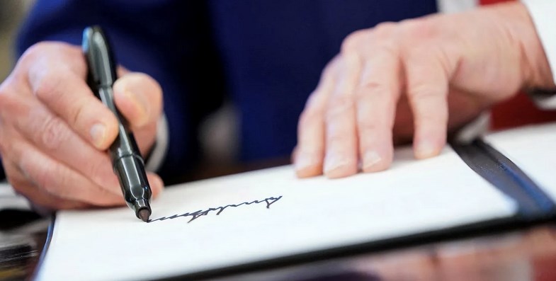 العملات الورقية الأميركية الجديدة ستحمل توقيع ترامب