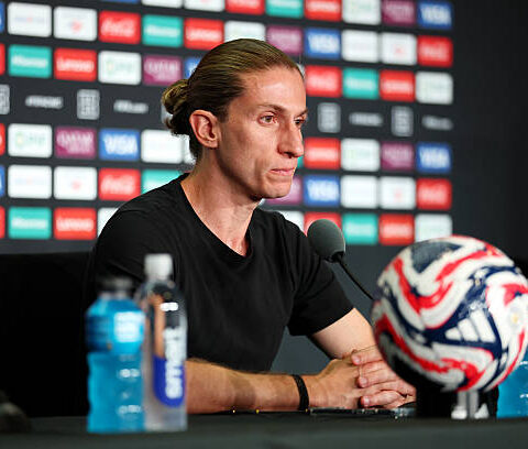 فلامنغو يقيل مدربه فيليبي لويس بعد الفوز 8-0