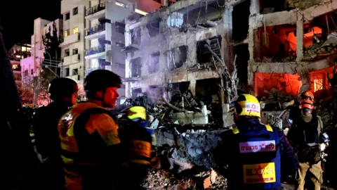  سقوط شظايا في تل أبيب بعد انطلاق موجة صواريخ من إيران