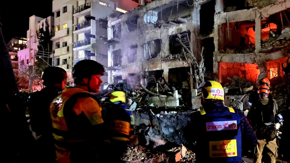  سقوط شظايا في تل أبيب بعد انطلاق موجة صواريخ من إيران