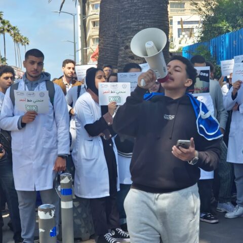 تأخر التعويضات يخرج طلبة الطب والصيدلة وطب الأسنان بالدار البيضاء للاحتجاج