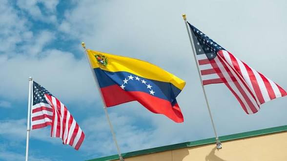 أمريكا ترفع علمها على سفارتها في فنزويلا مجددا بعد سبع سنوات