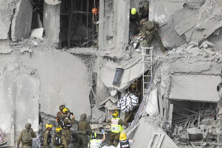 الاحتلال يعلن إجلاء 2800 من السكان جراء الحرب مع إيران