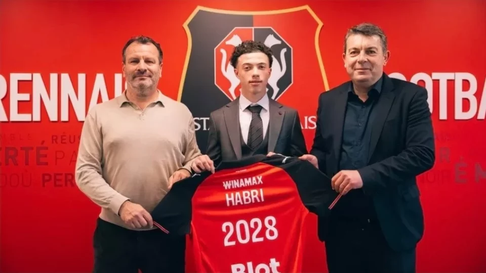 الدولي المغربي عيسى حبري يوقع  أول عقد احترافي مع نادي ستاد رين