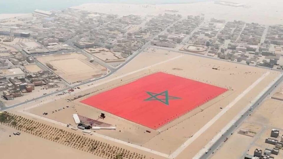 مؤكدا تفوق الرباط.. تقرير دولي يرصد تحول النزاع حول الصحراء إلى مواجهة مغربية جزائرية