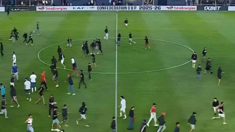 كأس الكاف.. شغب جماهيري يربك مباراة أولمبيك آسفي واتحاد العاصمة الجزائري