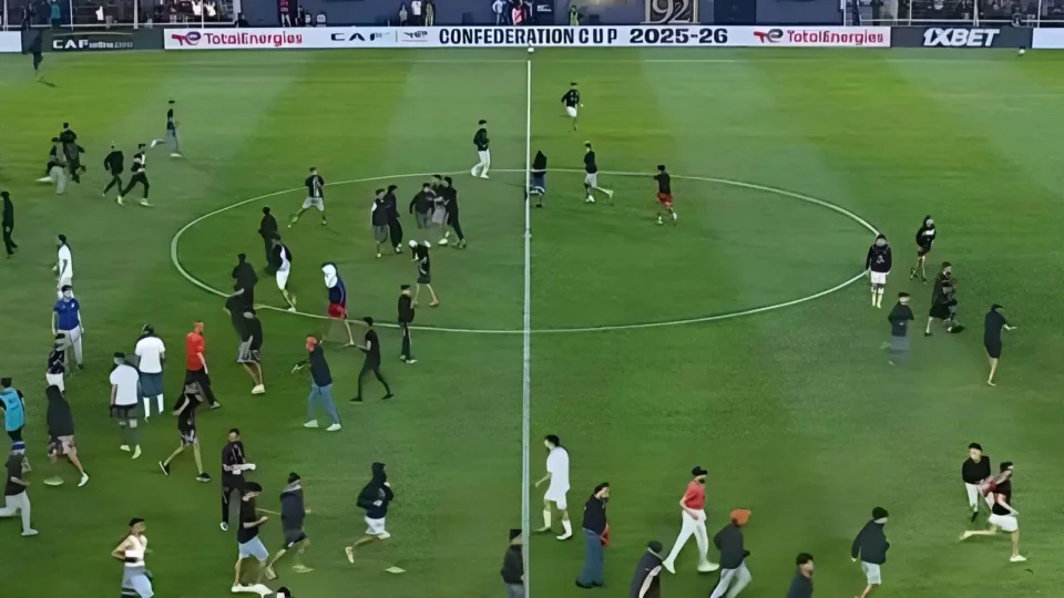 كأس الكاف.. شغب جماهيري يربك مباراة أولمبيك آسفي واتحاد العاصمة الجزائري