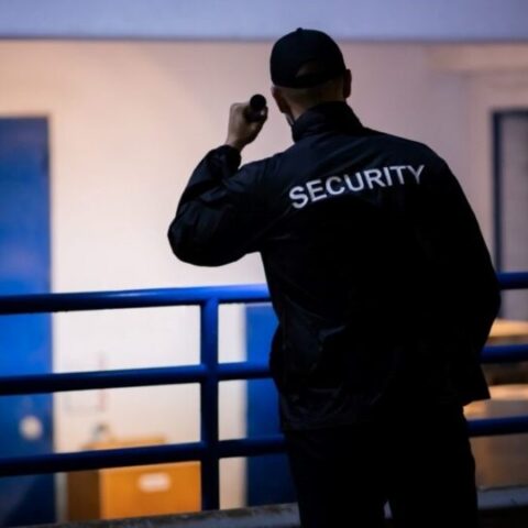 نقابة تستنكر تأخر أجور عاملات طبخ وحراس أمن بمؤسسات تعليمية