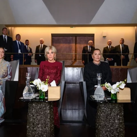 الأميرات للا خديجة وللا مريم وللا حسناء يحضرن رفقة بريجيت ماكرون العرض الافتتاحي للمسرح الملكي