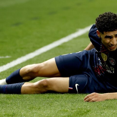 إصابة حكيمي تثير القلق في باريس قبل موقعة إياب نصف نهائي دوري الأبطال