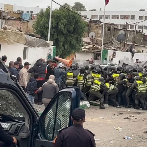 اشتباكات عنيفة بالدارالبيضاء بين الساكنة والسلطات بسبب هدم دوار حقل الرماية بعين البرجة