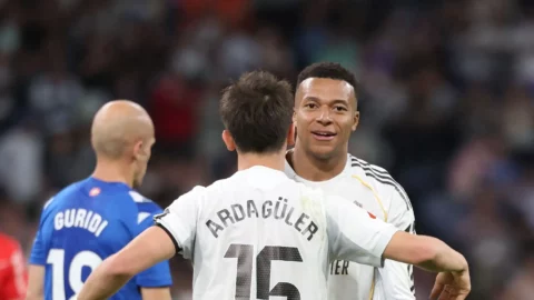 ريال مدريد يتجاوز ديبورتيفو ألافيس ويواصل مطاردة برشلونة في سباق الليغا