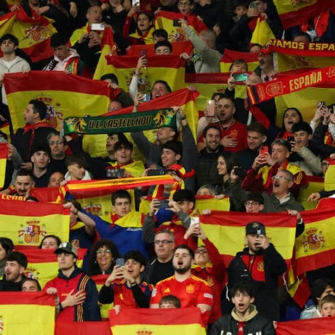 “فيفا” تفتح تحقيقا ضد الاتحاد الإسباني بعد الهتافات العنصرية التي هزت ملعب لاكورونيا