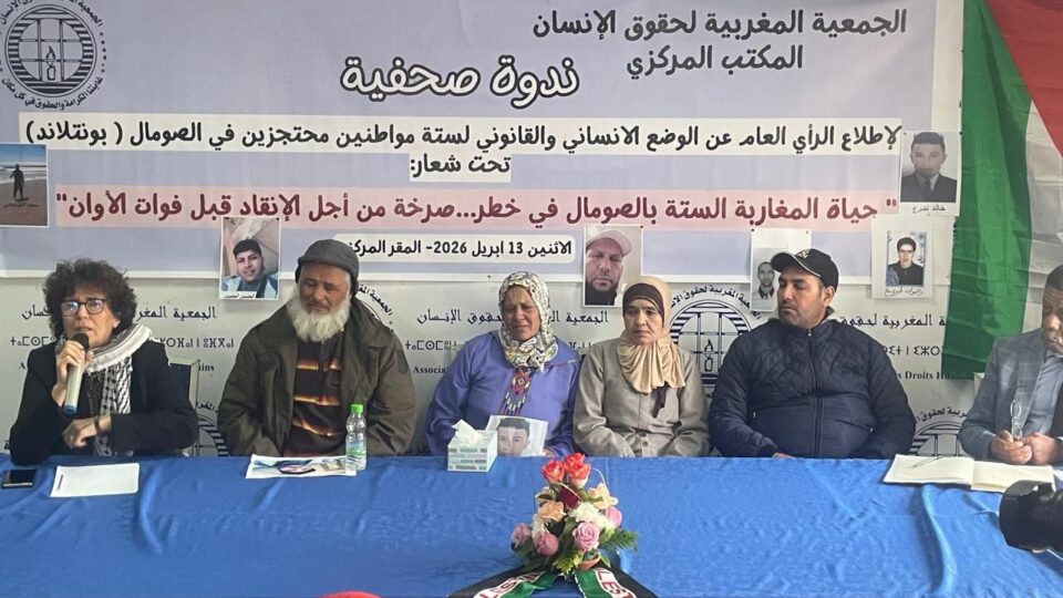 المغاربة المحتجزون بالصومال يضربون عن الطعام والعائلات تطالب الرباط بتدخل عاجل