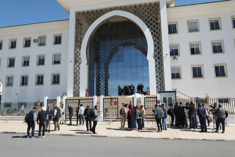 ملثمون يعتدون على محامٍ بمحيط محكمة تمارة ويصيبونه بجروح