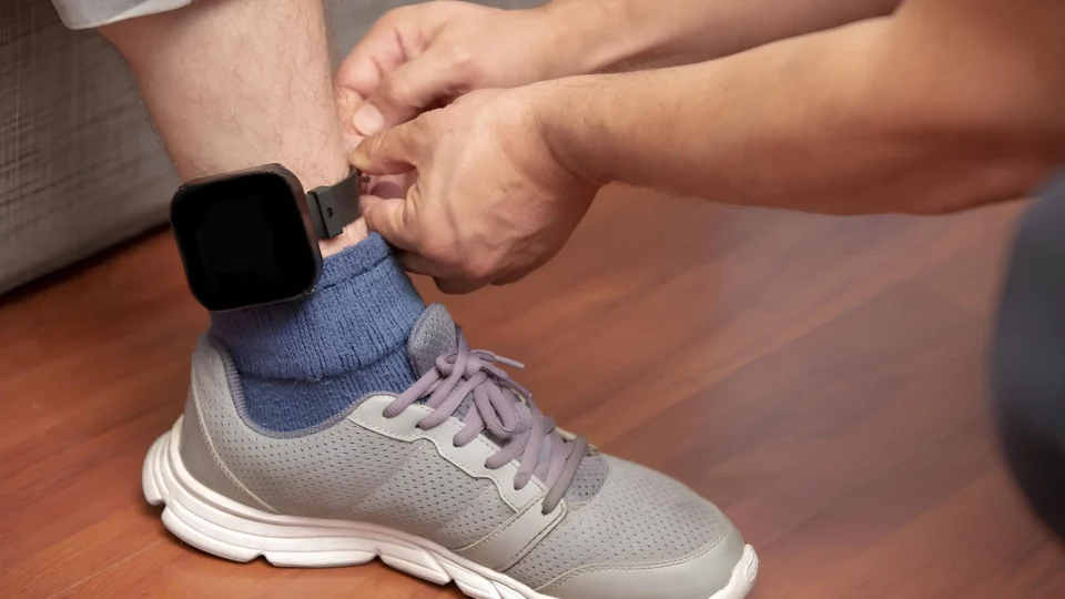 العقوبات البديلة.. تحديد مصاريف تدبير السوار الإلكتروني في مبلغ 70 درهم عن كل يوم