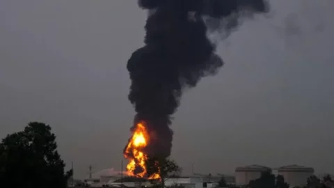 قتيل وجرحى في سقوط شظايا اعتراض على منشآت للغاز في أبوظبي