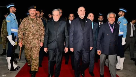 اجتماع الوفد الإيراني برئيس وزراء باكستان قبيل بدء المفاوضات مع أمريكا