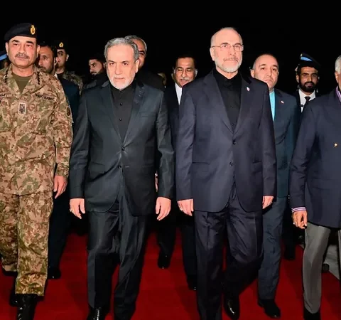 اجتماع الوفد الإيراني برئيس وزراء باكستان قبيل بدء المفاوضات مع أمريكا