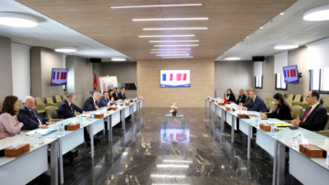 المغرب وفرنسا يبحثان سبل تعزيز الشراكة الاقتصادية والتجارية الثنائية