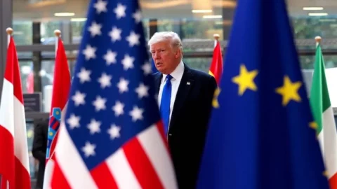 الاتحاد الأوروبي يندد باستهداف ترامب