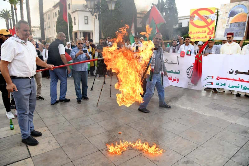 حرق العلم الإسرائيلي.. تعبير شعبي يغضب تل أبيب ويجر شكايات ضد نشطاء مغاربة