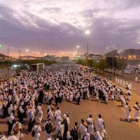 قلوب خاشعة وخطى مطمئنة.. ضيوف الرحمن يبدؤون النفرة من عرفات لمزدلفة