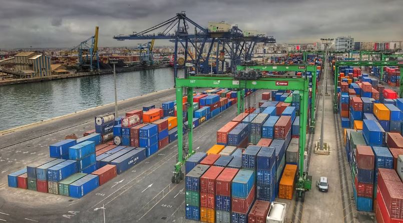 حشرات واكتظاظ.. نقابة النقل الطرقي تستنكر ظروف عمل السائقين المهنيين بميناء الدار البيضاء