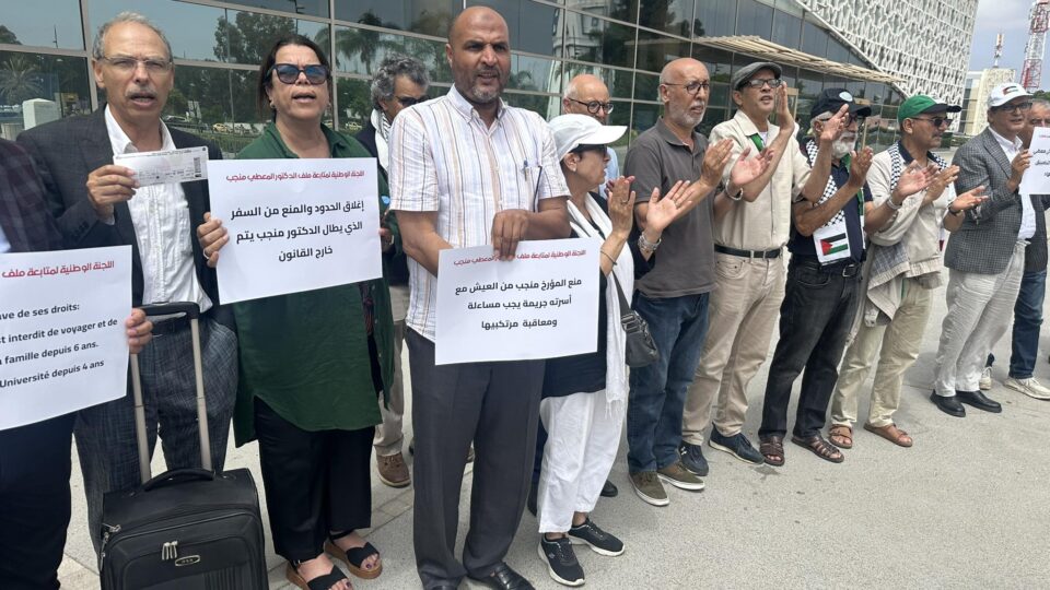 منع المعطي منجب من السفر إلى فرنسا ووقفة احتجاجية في المطار تضامنا معه