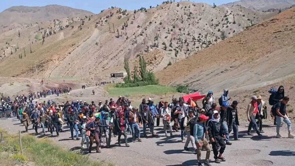 “فكوا عزلتنا”.. مسيرة حاشدة تهز إقليم ميدلت والسلطات تتعهد بالاستجابة للمطالب