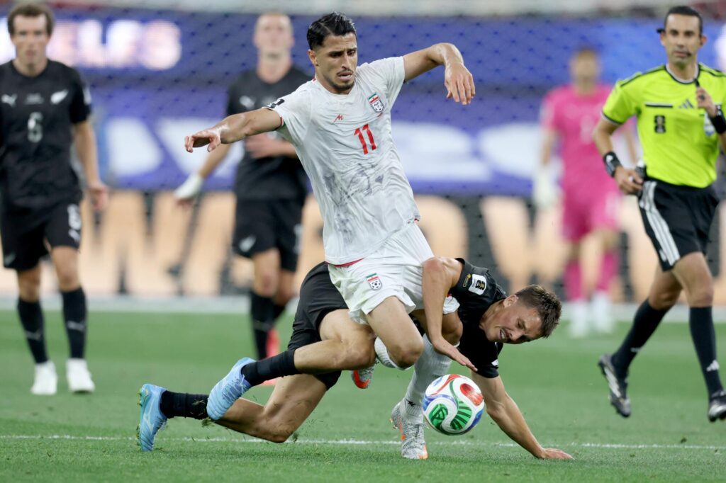 لاعب إيران خلال مواجهة نيوزلندا