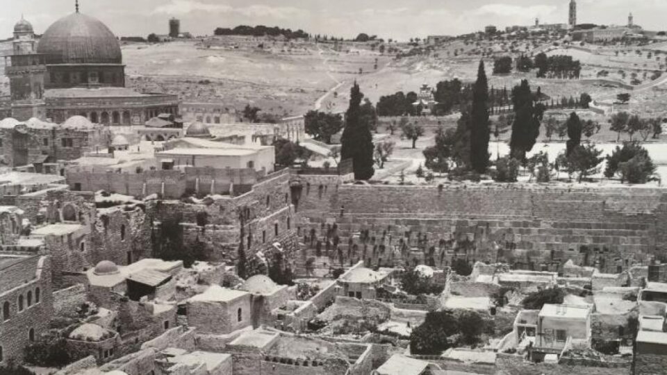 عشنا فيها قروناً وهُدمت في أيام.. تعرف على “حارة المغاربة” بالقدس في ذكرى هدمها