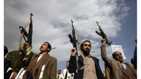 الحوثيون يتهمون السعودية بانتهاك المجال الجوي لليمن ويحذرونها من تكرار ذلك