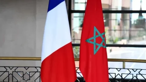 سفارة المملكة بباريس تتقدم بشكوى رسمية ضد إهانة العلم المغربي والتحريض على الكراهية
