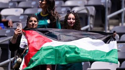 رغم التضييق.. فلسطين ترافق مشجعي المغرب في “مونديال أمريكا”