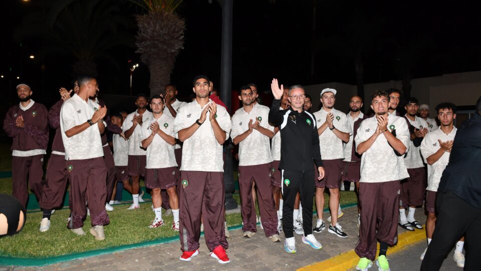 المنتخب المغربي لكرة القدم يصل إلى مطار الرباط  سلا – فيديو