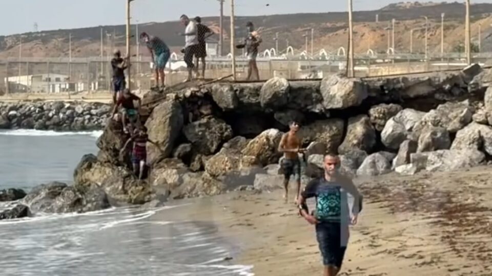 مئات الشباب يصلون سبتة المحتلة تحت غطاء الضباب في موجة عبور غير مسبوقة