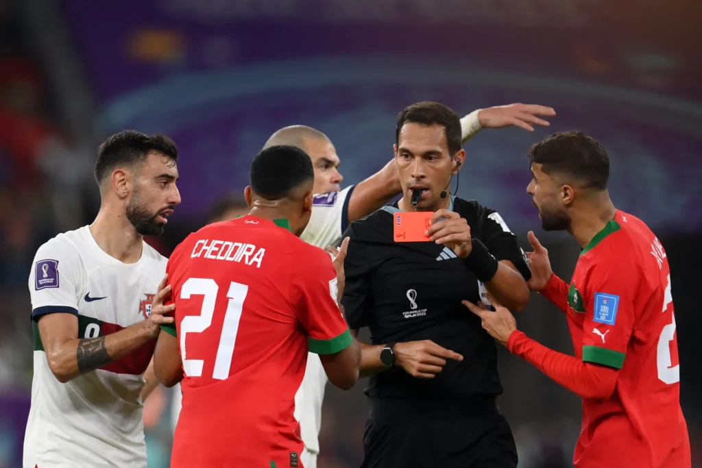 وليد شديرة خلال تلقيه البطاقة الحمراء في مباراة المغرب أمام البرتغال في كأس العالم 2022
