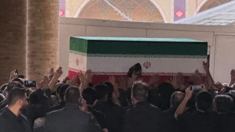 وصول جثمان خامنئي إلى مصلى طهران استعدادا لمراسم تشييعه