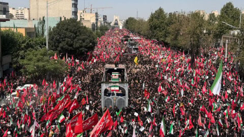 موكب تشييع جثمان خامنئي ينطلق في شوارع طهران