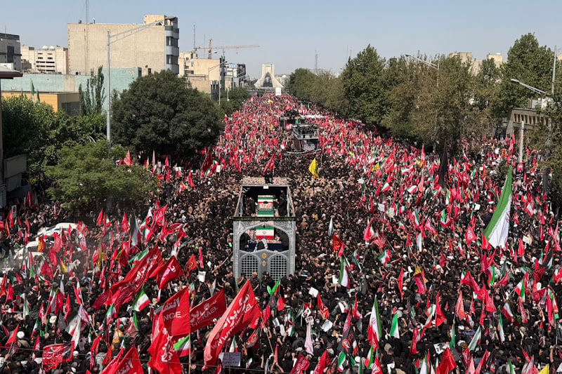 موكب تشييع جثمان خامنئي ينطلق في شوارع طهران