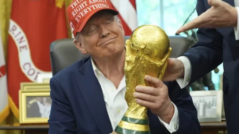 دونالد ترامب يحضر نهائي كأس العالم 2026 ويسلم الكأس للبطل