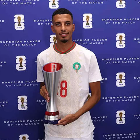 عز الدين أوناحي يتوج بجائزة رجل مباراة المغرب وكندا