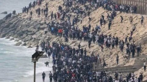 مع تراجع المراقبة.. حشود من المهاجرين المغاربة تعبر إلى سبتة المحتلة
